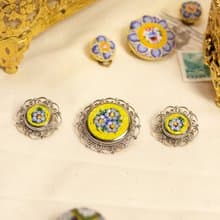 義大利古董 微鑲馬賽克傳統工藝 黃底勿忘我 花絲邊胸針耳夾套組