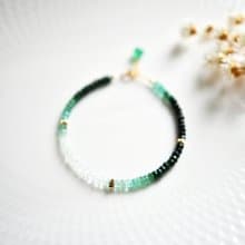 叡智を象徴する石 小粒グラデーション エメラルドのブレスレット 5月誕生石