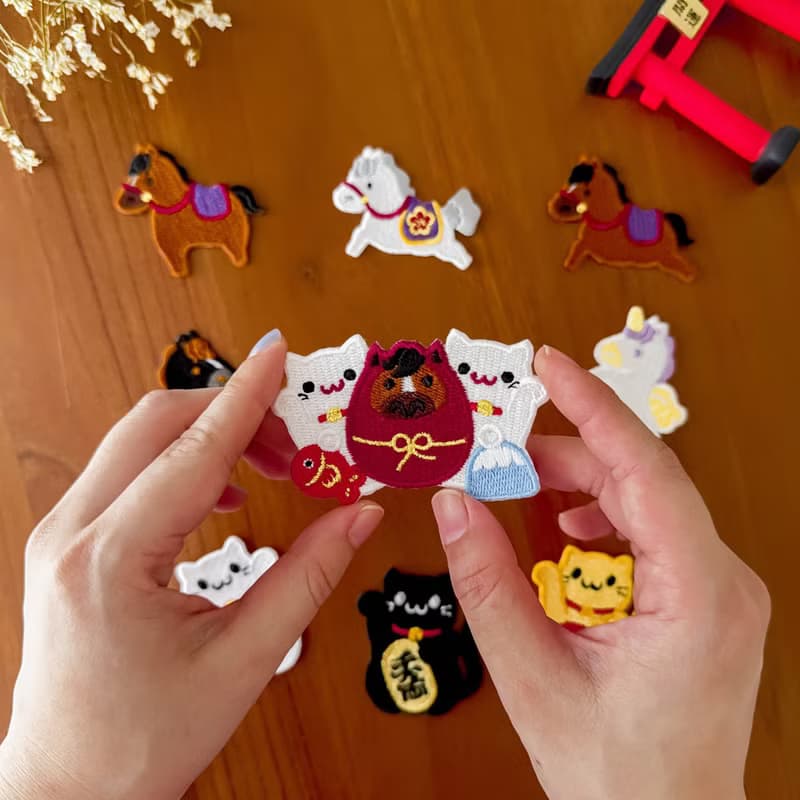 【2026 午馬】馬年 招財貓 達摩|燙貼|刺繡貼紙|撕開即貼