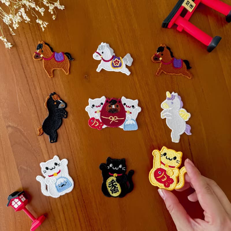 【2026 午馬】馬年 招財貓 達摩|燙貼|刺繡貼紙|撕開即貼