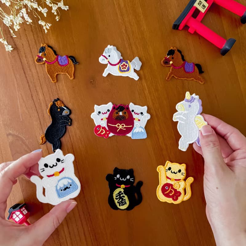 【2026 午馬】馬年 招財貓 達摩|燙貼|刺繡貼紙|撕開即貼
