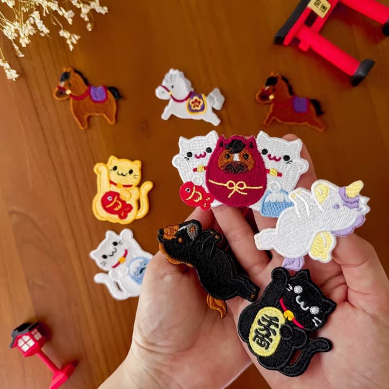 【2026 午馬】馬年 招財貓 達摩|燙貼|刺繡貼紙|撕開即貼