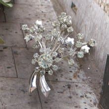 【西洋古董飾品】銀色調 立體 白萊茵鑽 花束 氣質 別針