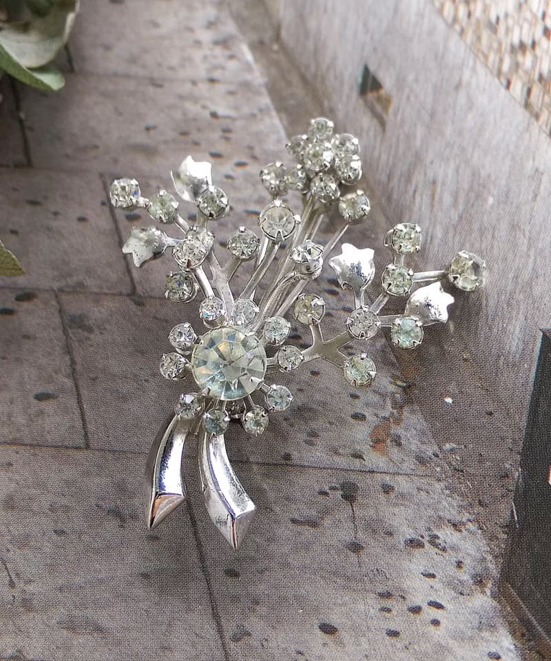 【西洋古董飾品】銀色調 立體 白萊茵鑽 花束 氣質 別針