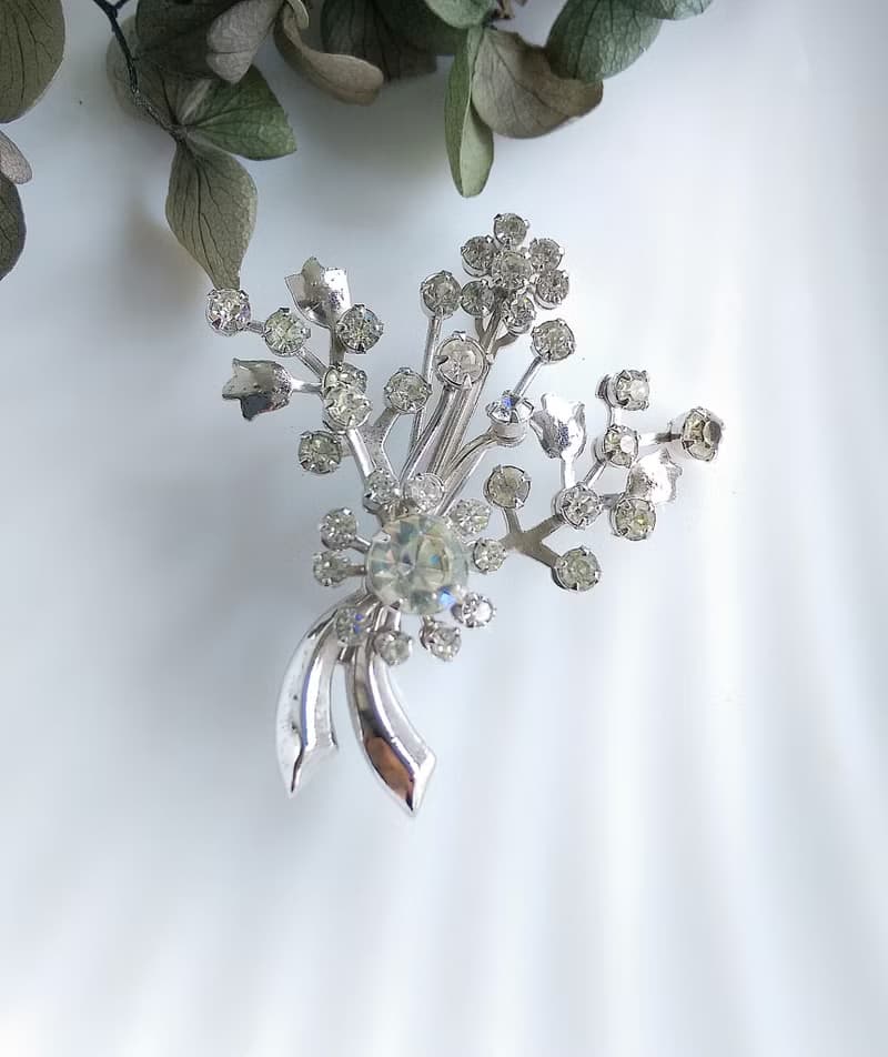 【西洋古董飾品】銀色調 立體 白萊茵鑽 花束 氣質 別針