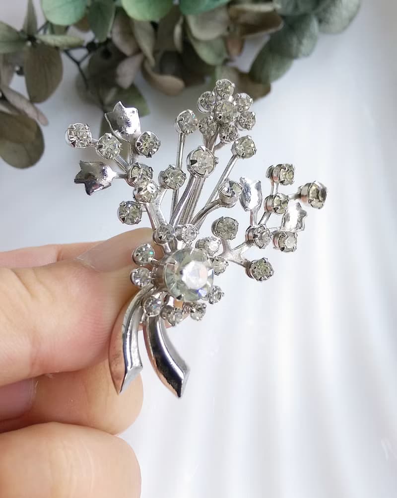 【西洋古董飾品】銀色調 立體 白萊茵鑽 花束 氣質 別針