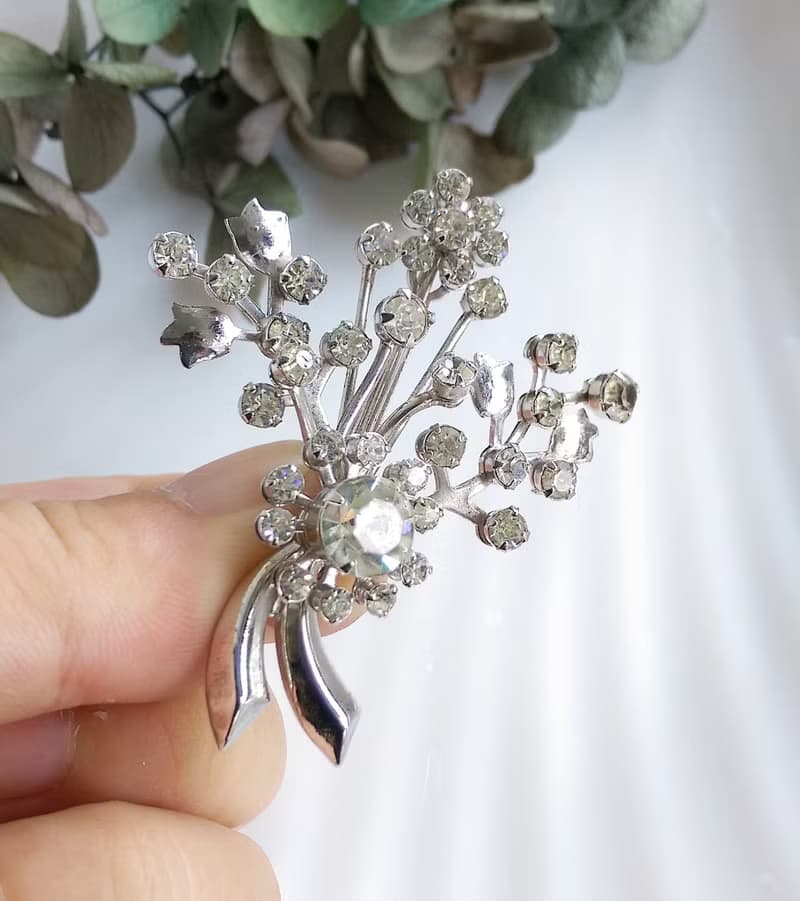 【西洋古董飾品】銀色調 立體 白萊茵鑽 花束 氣質 別針