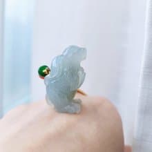 【親翠】天然翡翠 冰睛底有毛流的期待兔兔吊墜 | 生肖兔 | 看說