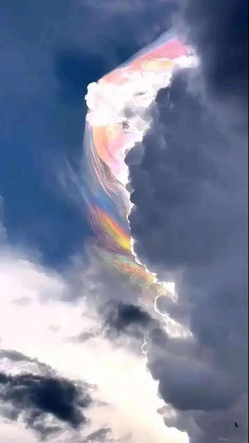 祥雲彩虹彩雲1.3ct彩色藍寶石橢圓切割項鍊18k白金