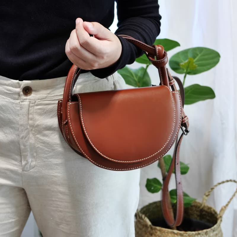 半月包斜背包 Eve Flap Bag 真皮包/ Espresso Brown