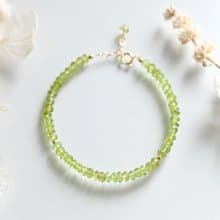 幸せ、夫婦間の愛、平和を象徴する ペリドットの黄緑色ブレスレット  8月誕生石