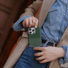 磁吸壓紋皮革手機殼 iPhone 16系列 — 森林綠
