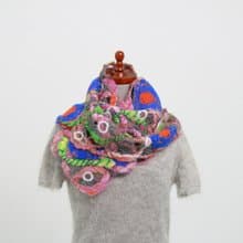 物思いにふける晩秋のマフラー