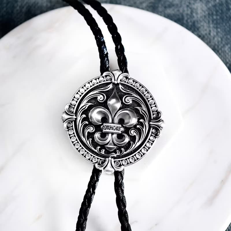典藏鳶尾花 保羅領帶 Bolo Tie 真皮 皮革項鍊 皮繩領帶 長項鍊