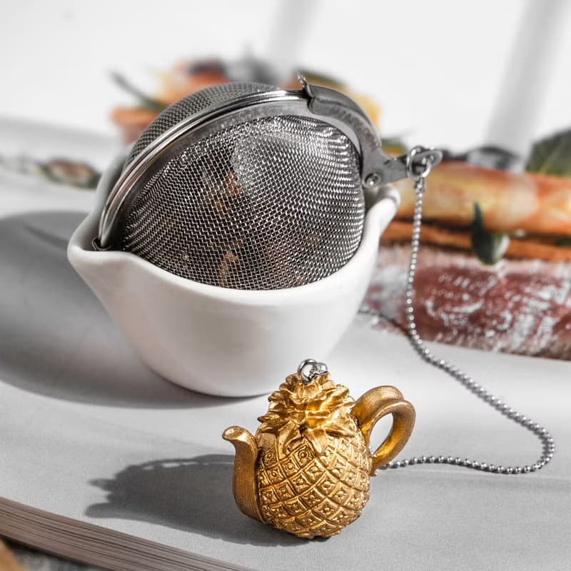 01LIV 不銹鋼濾茶器 CHICHI濾茶球 金色菠蘿壺吊饰帶茶托瓷碗