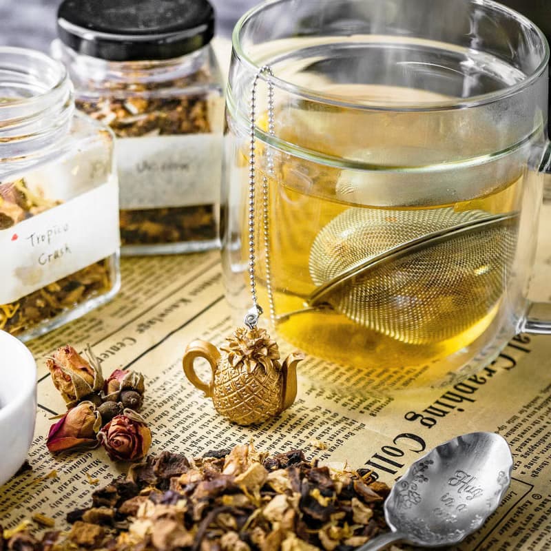 01LIV 不銹鋼濾茶器 CHICHI濾茶球 金色菠蘿壺吊饰帶茶托瓷碗