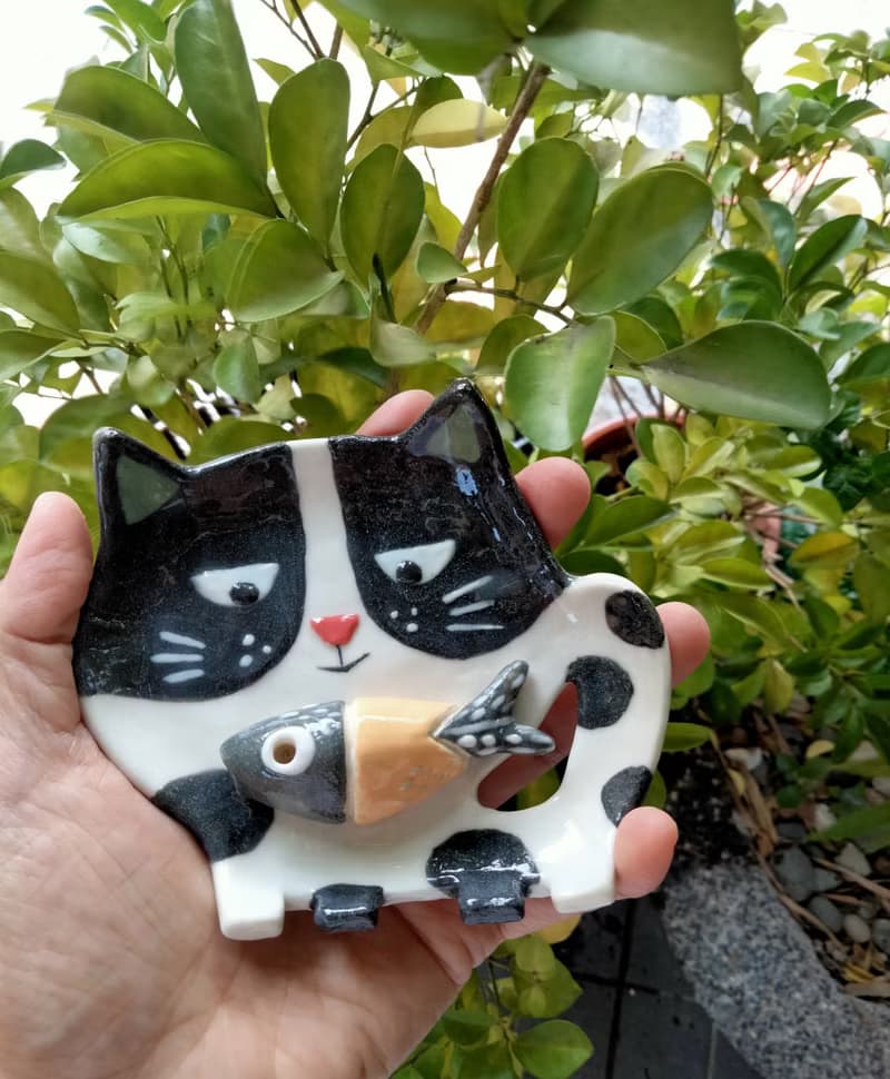 專注的小黑喵愛吃香魚香插座