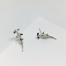 大海小世界。雙髻鯊耳環。925純銀。sterling silver