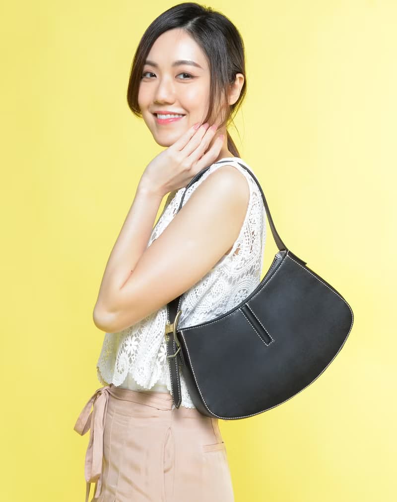 最新素皮革 簡約 Audrey 中型 半月型 腋下包 貝殼包 黑色