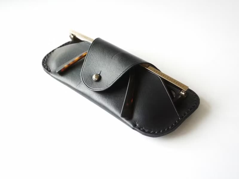 Customized Gift Sunglasses Case in Black leather / spectacle case