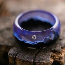 木製紫色雨環婦女在黑暗中發光手工製作的自然木材首飾