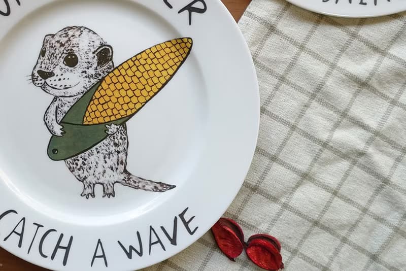 Surfing Otters 衝浪水獺 餐瓷盤 (骨瓷平盤)