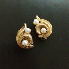 Vintage Jewelry 西洋古董飾品 LISNER 對稱 仿珠捲葉 夾式耳環