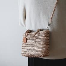 2wayソフトな牛革手編みショルダーバッグ透かし　軽いバッグ収納バッグ　斜め掛け