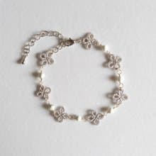 タティングレースの小花とハウライトのブレスレット