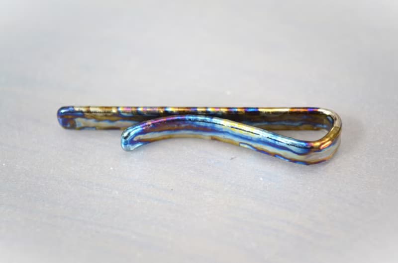 Titanium tie bar・鍛造純チタンネクタイピン５０mm=ブルーフレイムA=