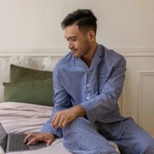 親膚柔軟感條紋長袖套裝-午夜藍條紋 男 獨家送電繡服務