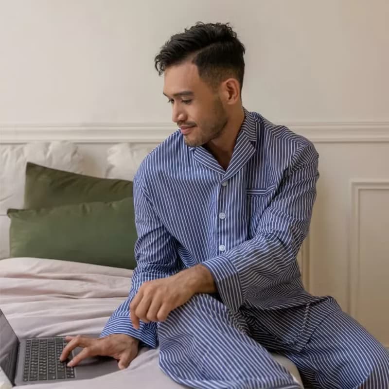 親膚柔軟感條紋長袖套裝-午夜藍條紋 男 獨家送電繡服務