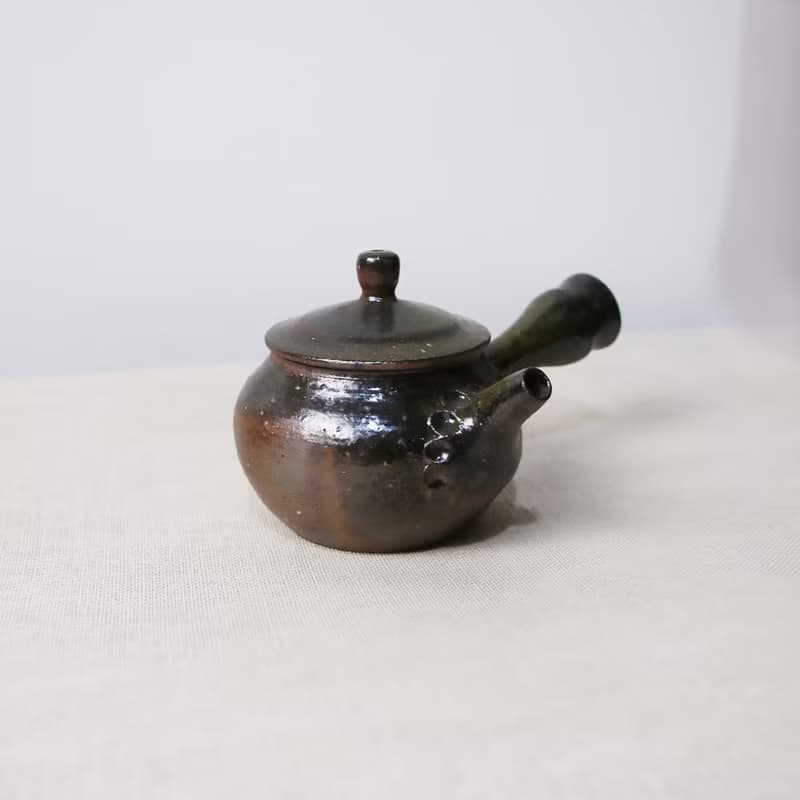 胡麻陶側把壺 新彩燒 柴燒陶藝 手作作品 | 禮物 收藏 陳威恩作