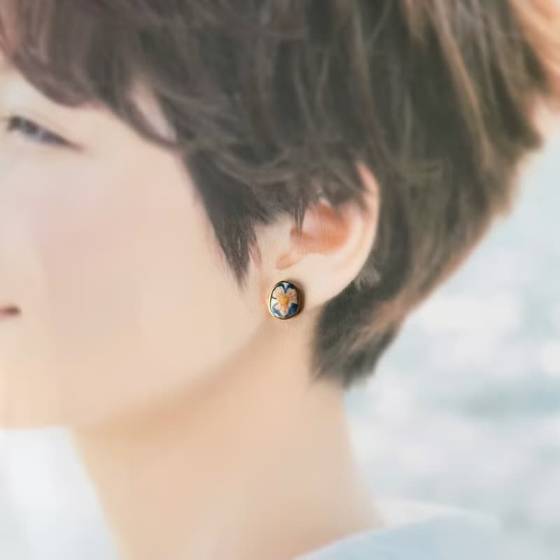 【再販】大輪 カラフル お花 陶器 金継ぎ ピアス イヤリング ノンホールピアス ネジバネ クリップ 花 個性的 個性派 ブルー 青 オレンジ 橙 ゴールド 金