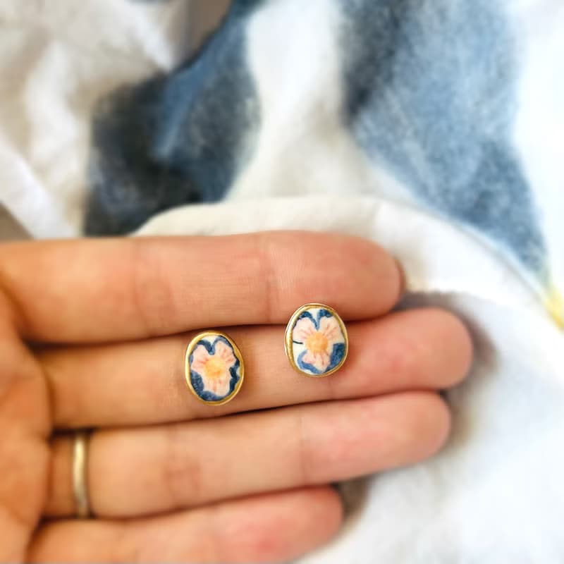 【再販】大輪 カラフル お花 陶器 金継ぎ ピアス イヤリング ノンホールピアス ネジバネ クリップ 花 個性的 個性派 ブルー 青 オレンジ 橙 ゴールド 金