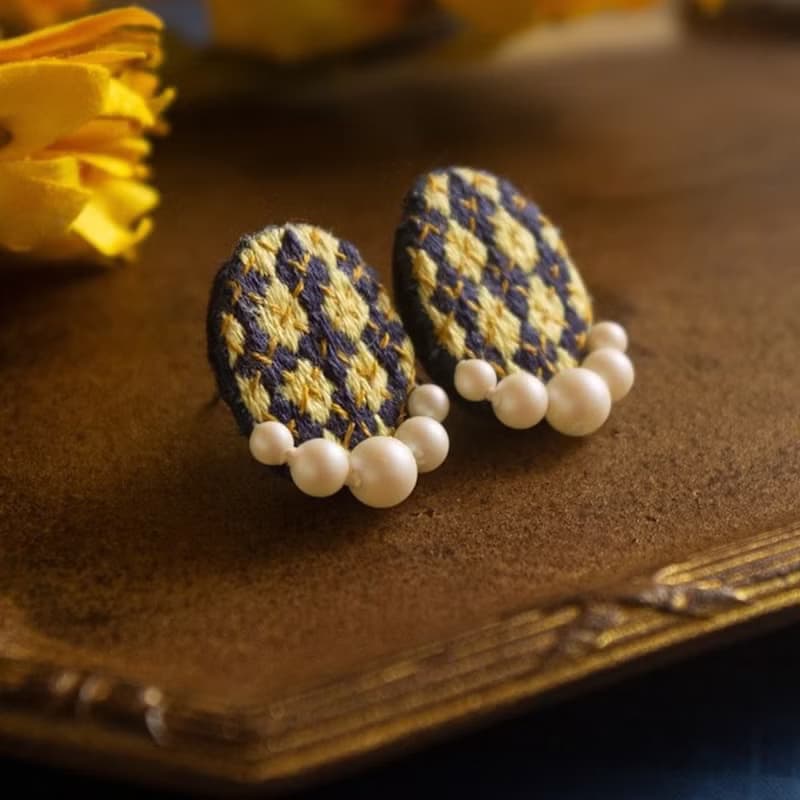 クリームアーガイル刺繍のイヤリング / ピアス