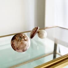 チョコレートカラーとボタニカルフラワー・スタッドピアス