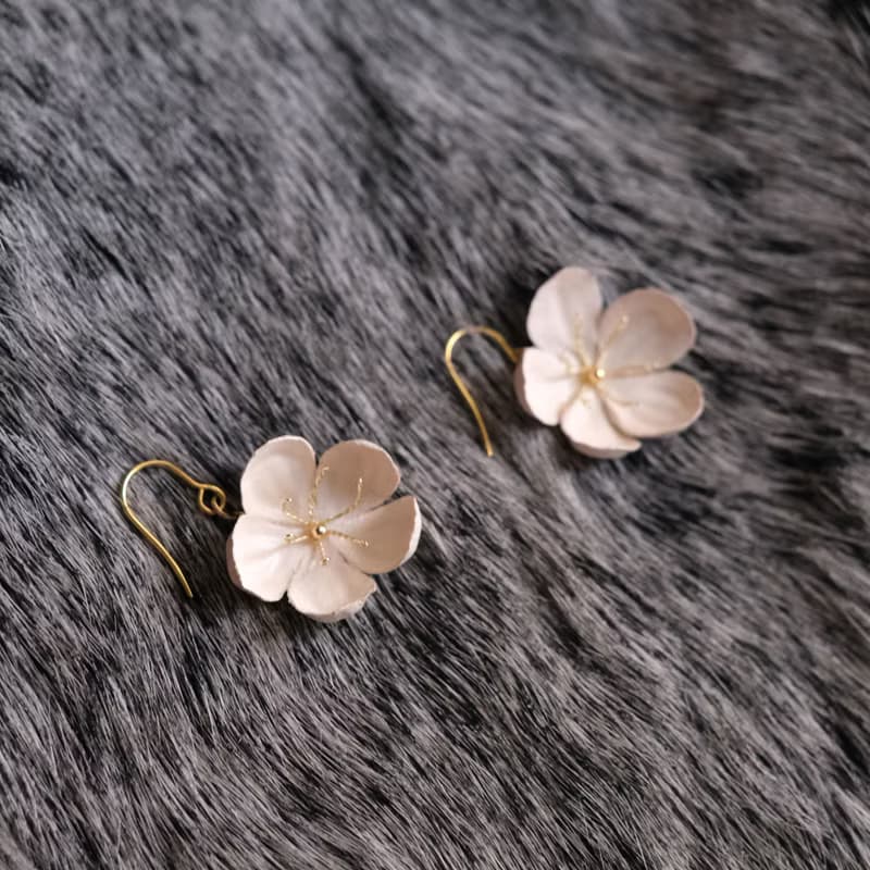 白梅花 皮革耳飾