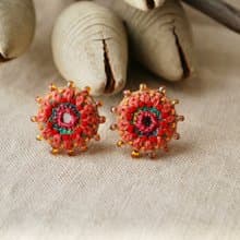 ミラーと粒ビーズの刺繍ピアス　ピンクオレンジ