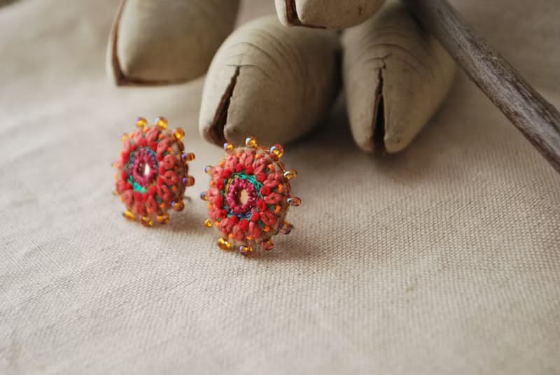 ミラーと粒ビーズの刺繍ピアス　ピンクオレンジ