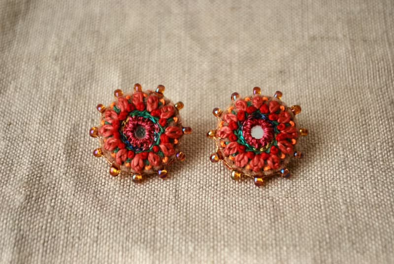 ミラーと粒ビーズの刺繍ピアス　ピンクオレンジ
