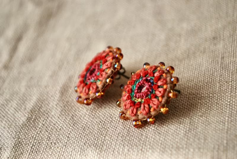 ミラーと粒ビーズの刺繍ピアス　ピンクオレンジ