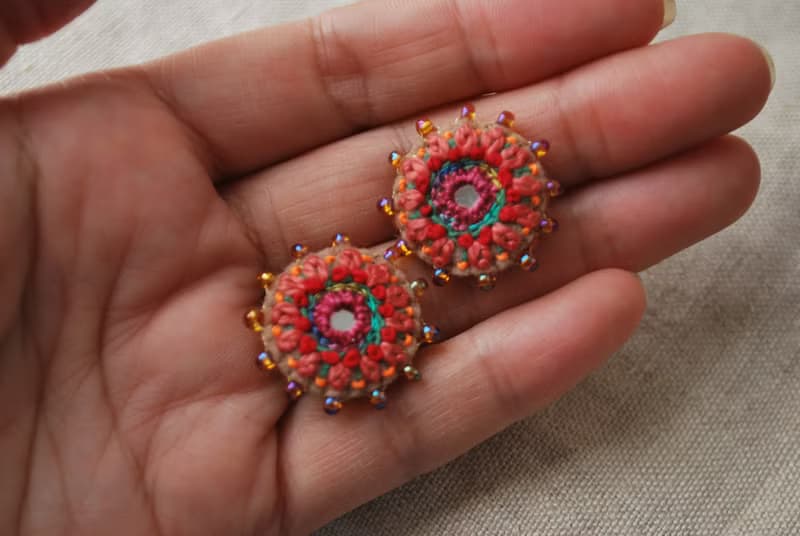 ミラーと粒ビーズの刺繍ピアス　ピンクオレンジ