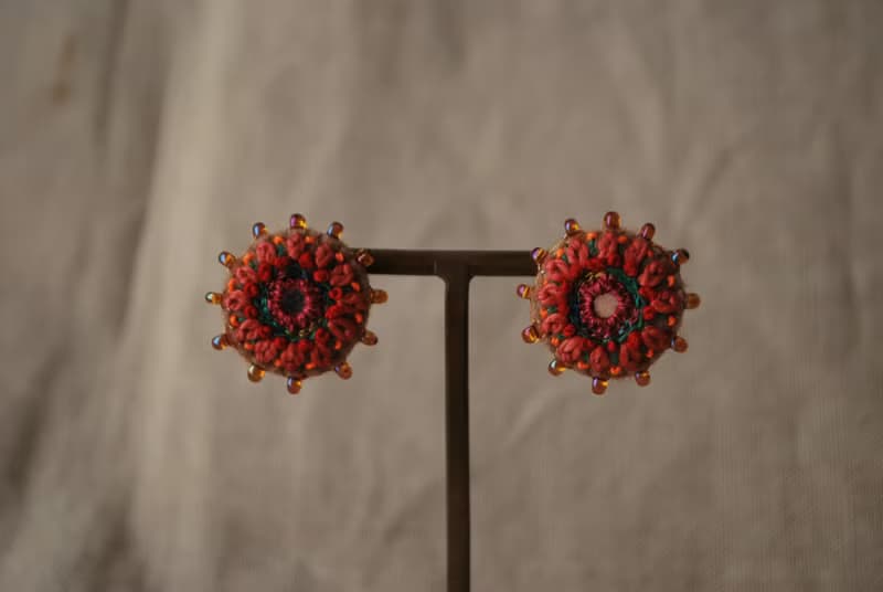 ミラーと粒ビーズの刺繍ピアス　ピンクオレンジ