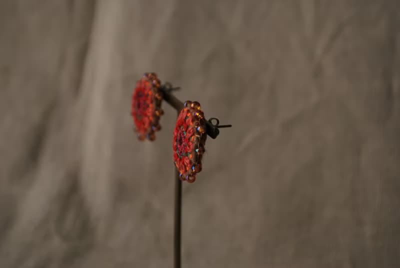 ミラーと粒ビーズの刺繍ピアス　ピンクオレンジ