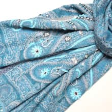 【精品禮盒】喀什米爾水煮羊毛手工刺繡圍巾披肩夢幻水藍色釘珠款