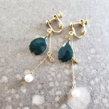 マラカイトグリーンの花びらピアス or イヤリング