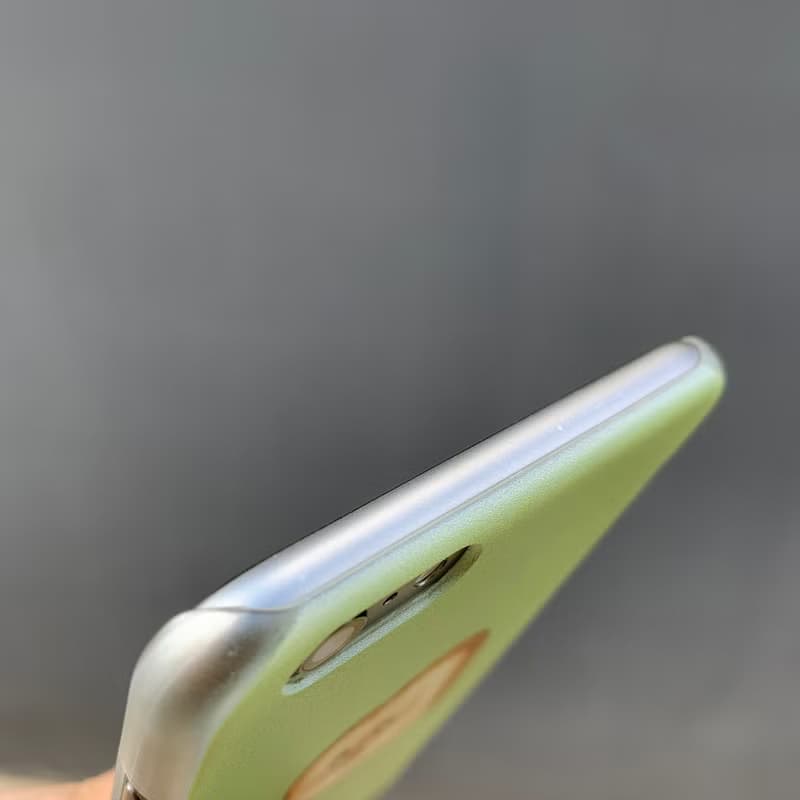 面有難色的土司說 Sorry - 酪梨綠色磨砂浮雕手機殼