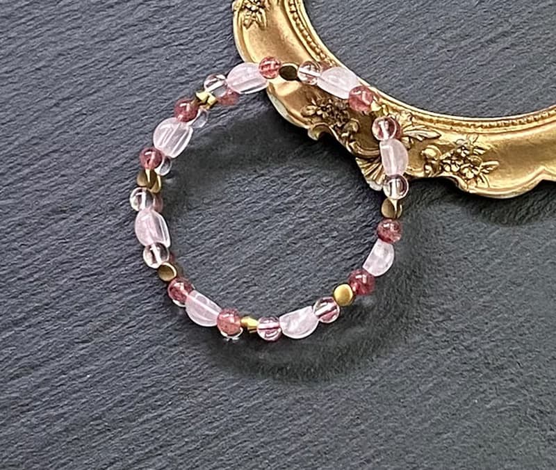 旺桃花愛情 旺人緣 貴人運- 粉晶x草莓晶x白水晶黃銅手排  手鍊