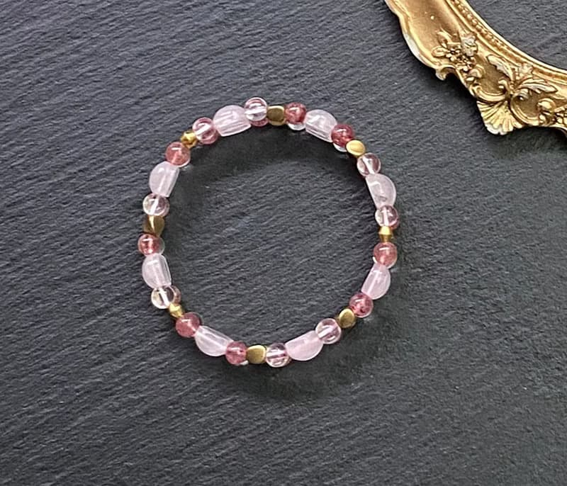 旺桃花愛情 旺人緣 貴人運- 粉晶x草莓晶x白水晶黃銅手排  手鍊